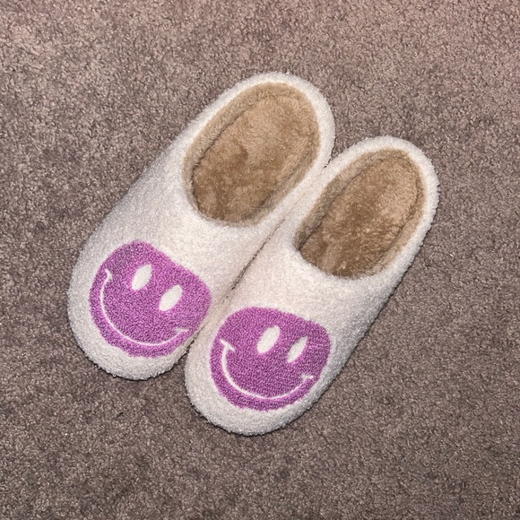 Purple Smiley Face Soft Slippers in Size 9.5-10.5 Womens - Picture 1 of 5